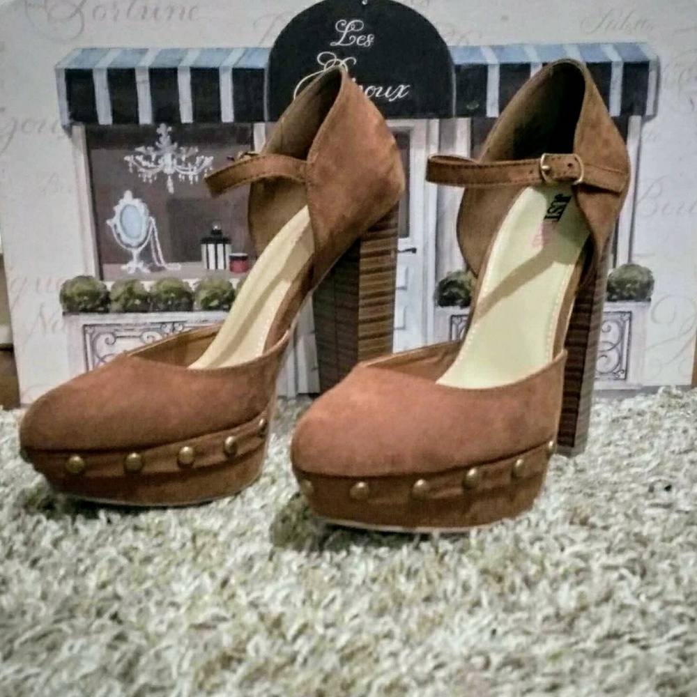 STUNNING✨ Suede Platforms with Studs